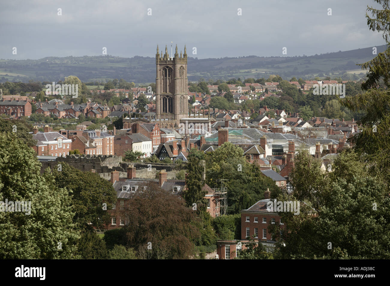 Una vista di Ludlow con st Laurence chiesa nel centro Shropshire England Regno Unito Foto Stock