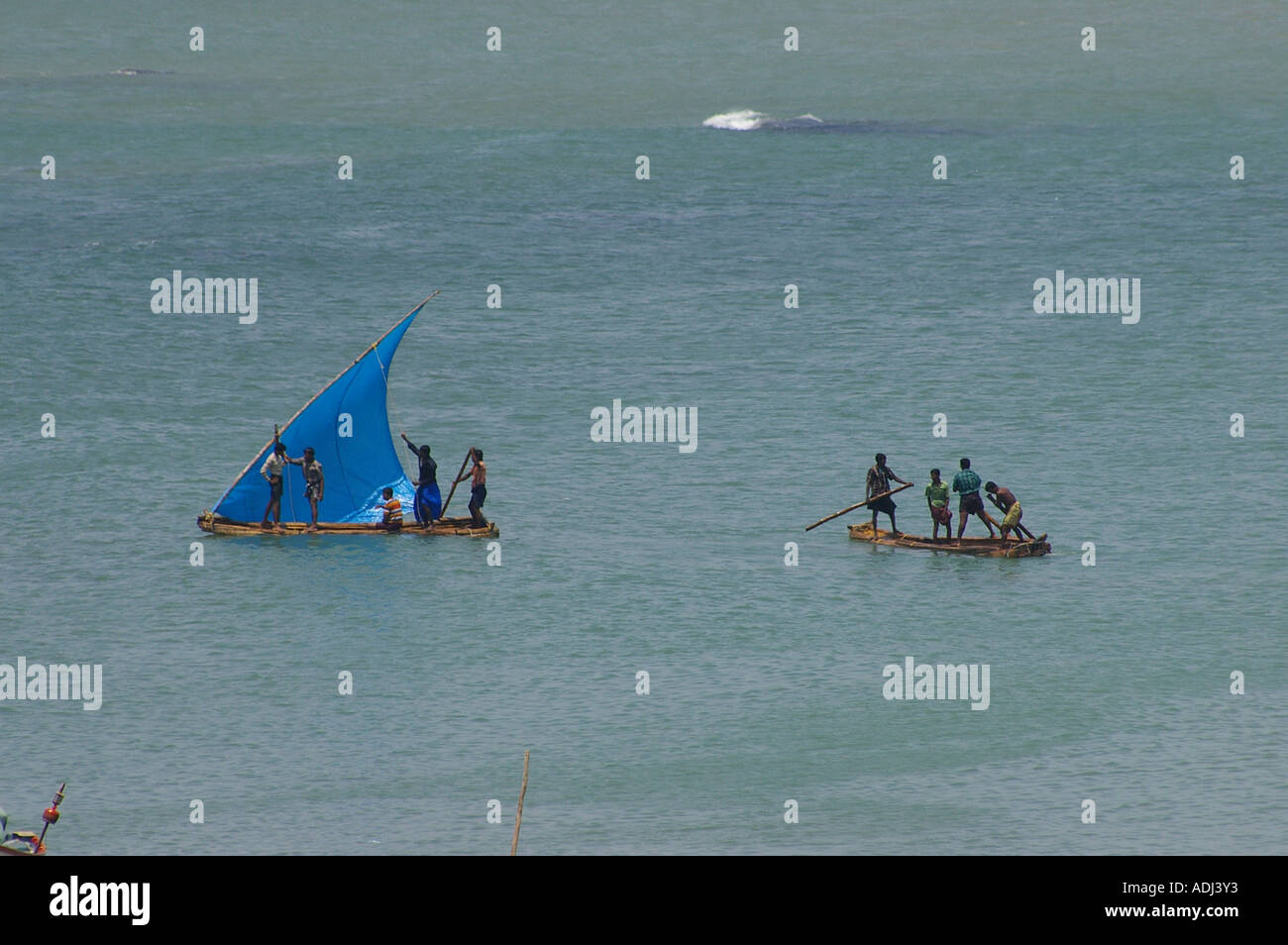 Indian uomini barche a vela mare Kanya Kumari estremo sud India Foto Stock