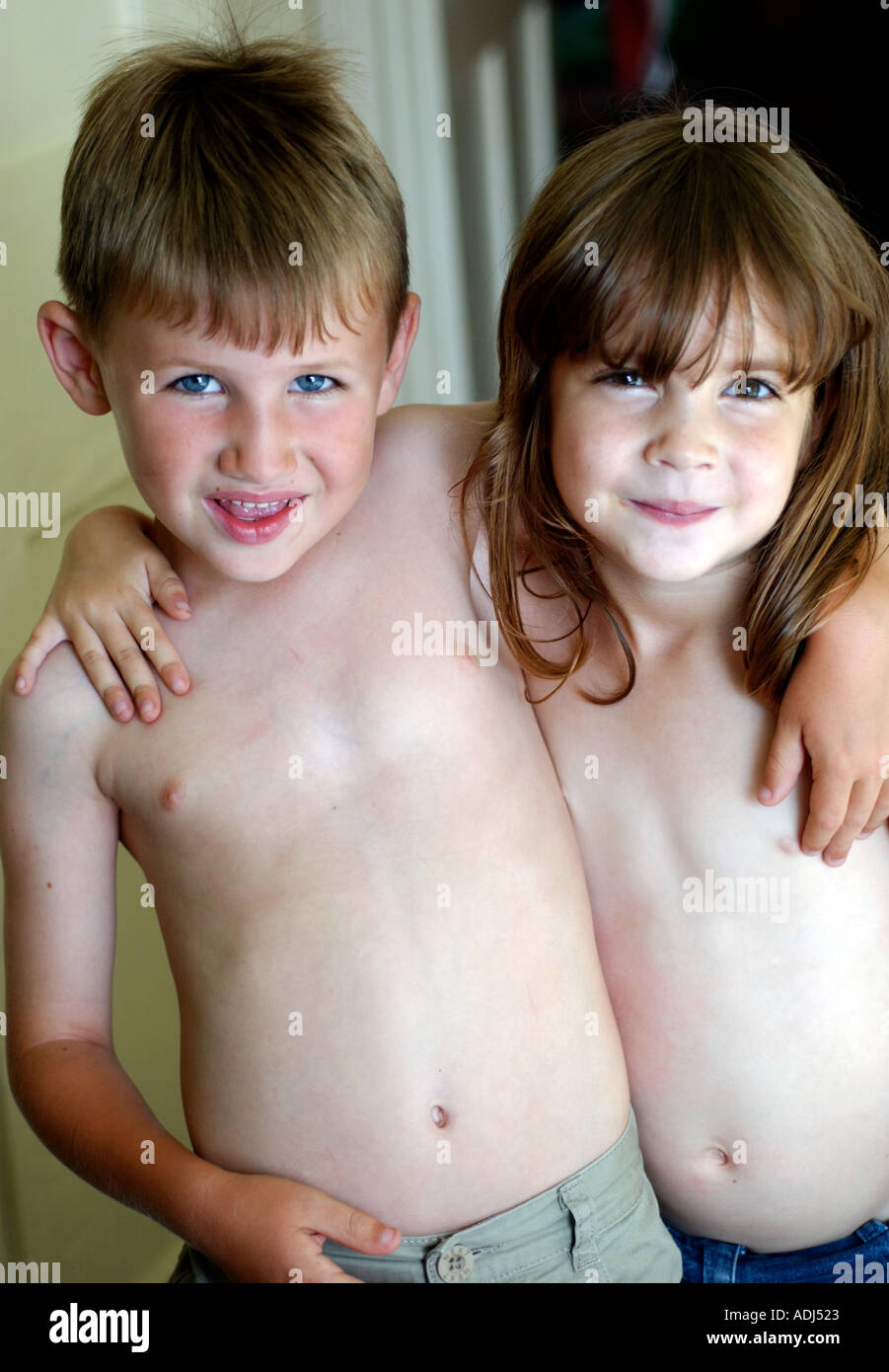 Un ragazzo e una ragazza con i loro bracci intorno a ciascun altro Foto Stock