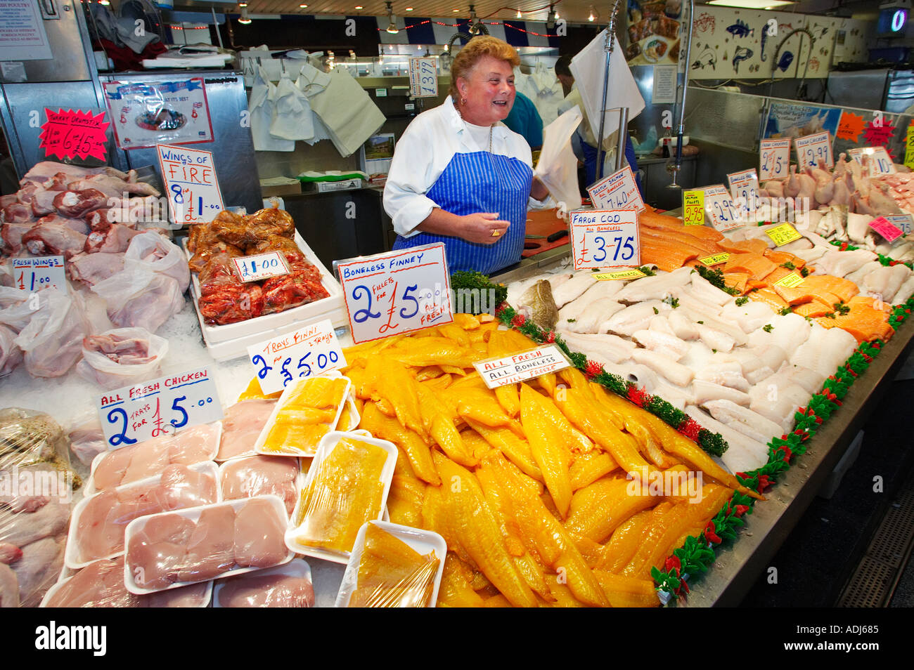 Mercato del pesce in stallo la vendita di pesce fresco REGNO UNITO Foto Stock