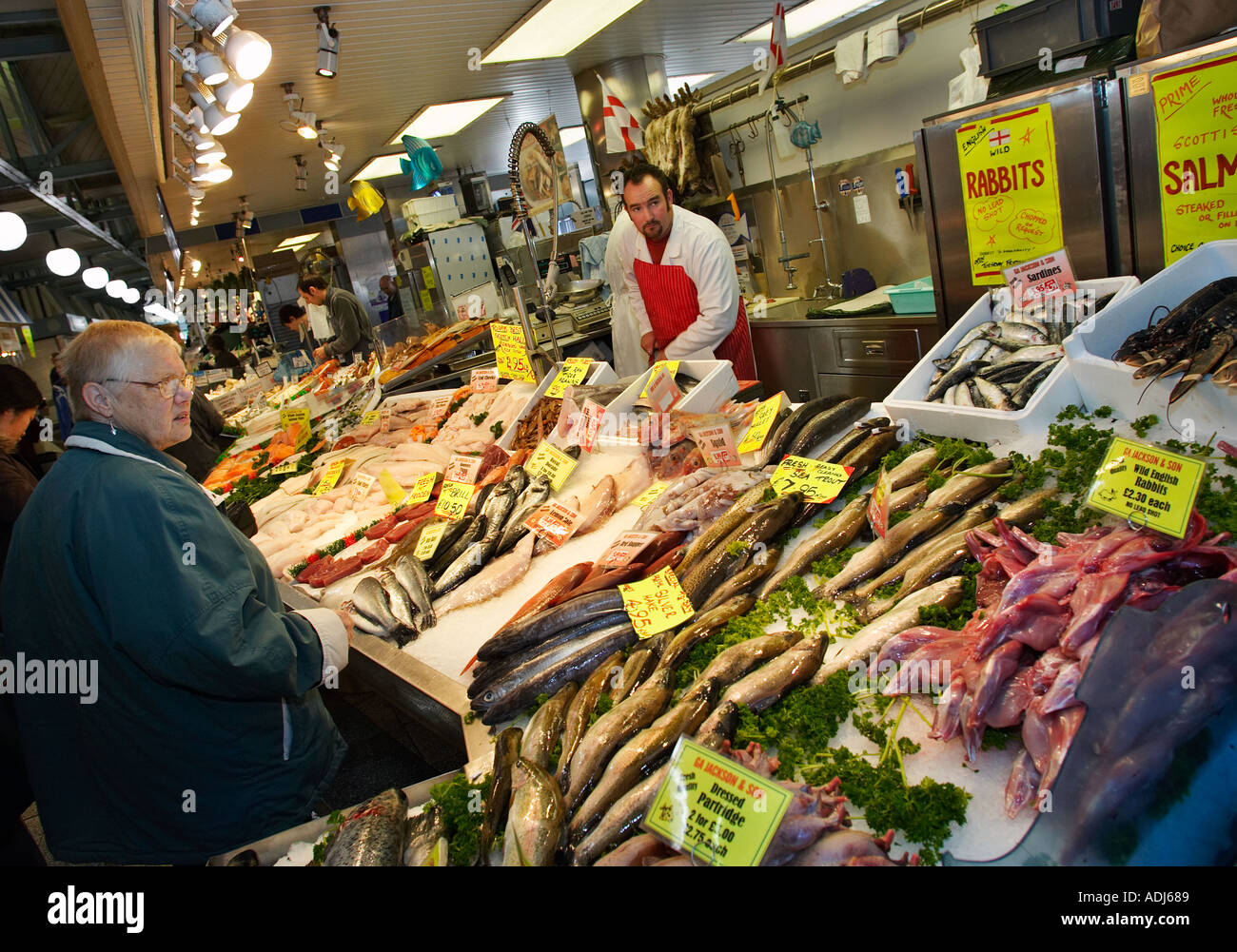 Pressione di stallo di mercato la vendita di pesce fresco, REGNO UNITO Foto Stock