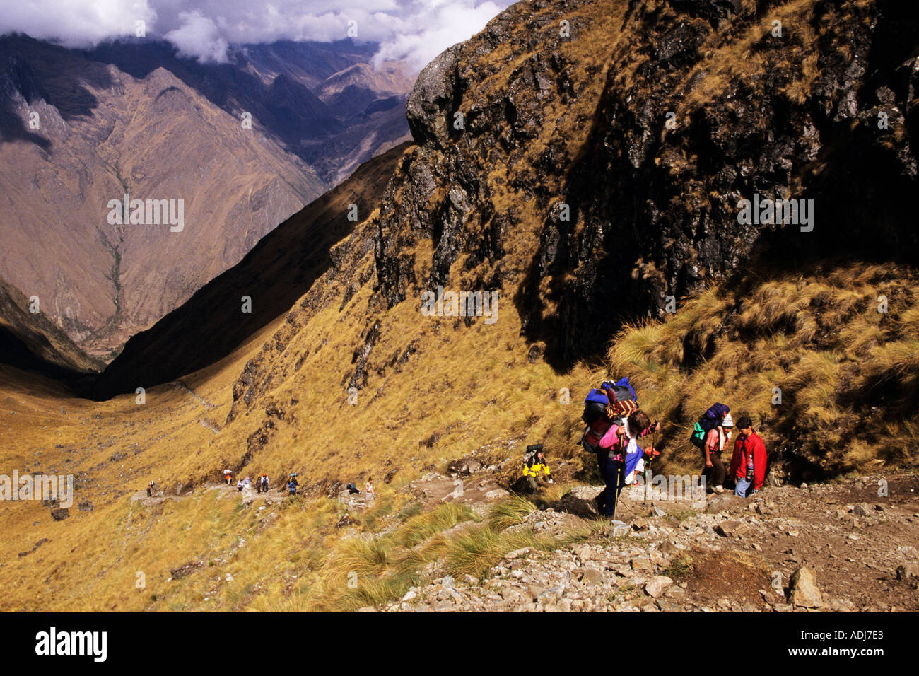 Inca Trail, Perù. Il trekking sul Sentiero Inca da Llulluchapampa Warmiwanusca a. Foto Stock