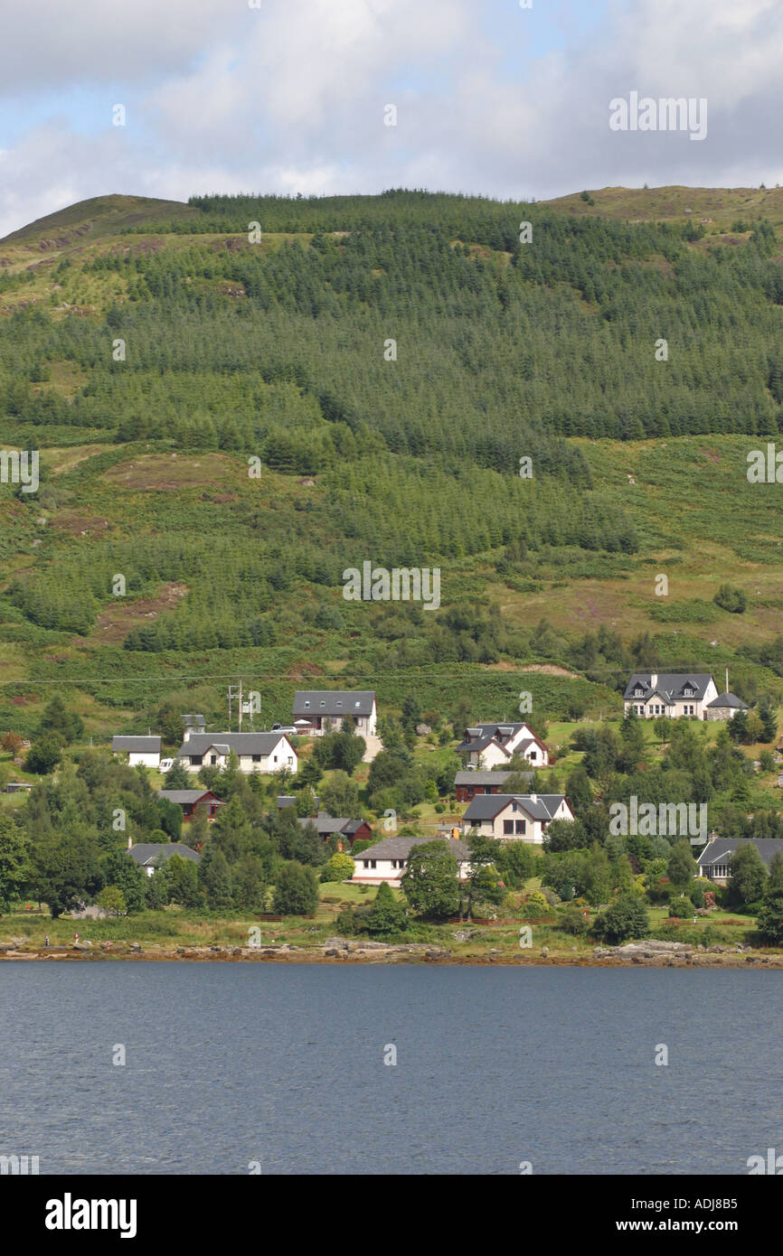 Scottish Highland Village di Strontian giace accanto a Loch Sunart in Scozia occidentale Foto Stock