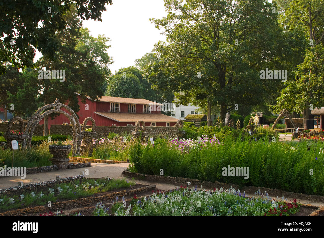 ILLINOIS Arcola aiuole di fiori e rock strutture a Rockome Gardens Foto Stock