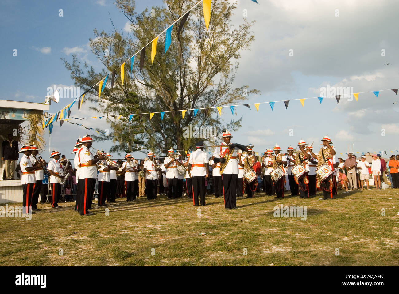 Grande EXUMA BAHAMA GEORGE TOWN Royal Bahama band eseguendo in famiglia Nazionale Isola Celebrazione di Regata Foto Stock