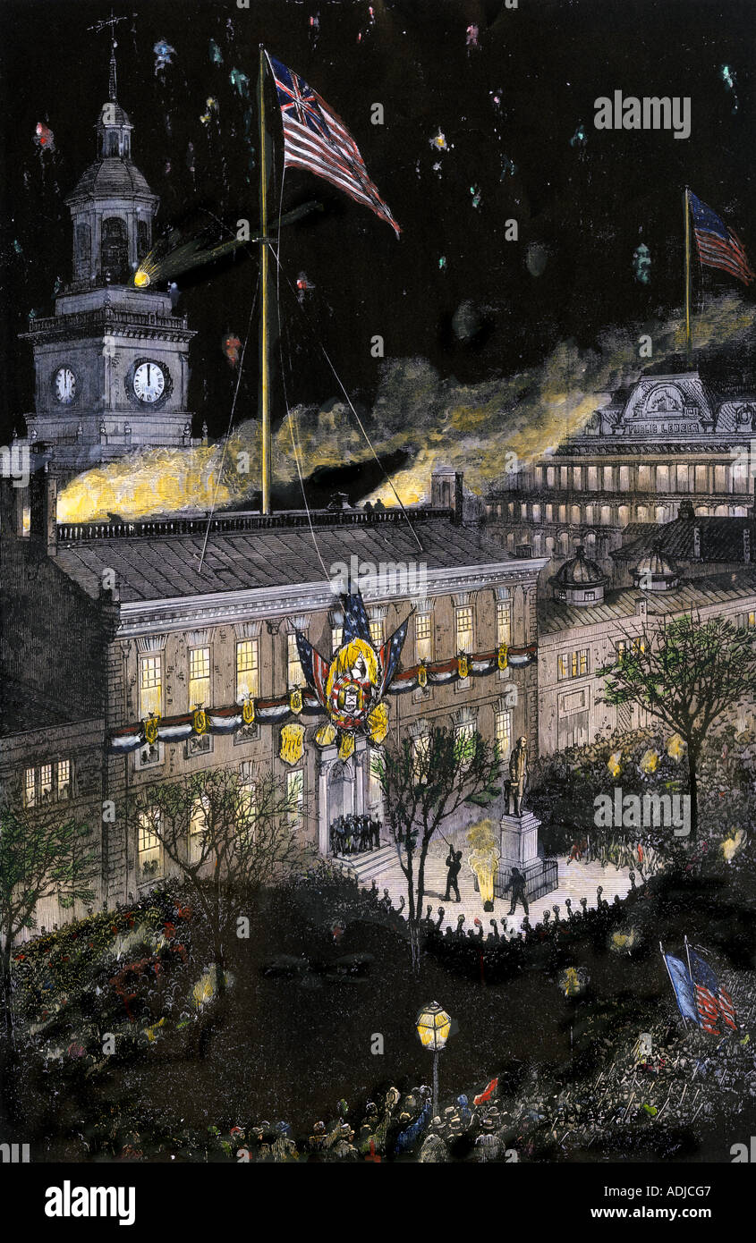 Bandiera coloniale sollevato al di sopra di noi la celebrazione del centenario presso Independence Hall Philadelphia 1876. Colorate a mano la xilografia Foto Stock