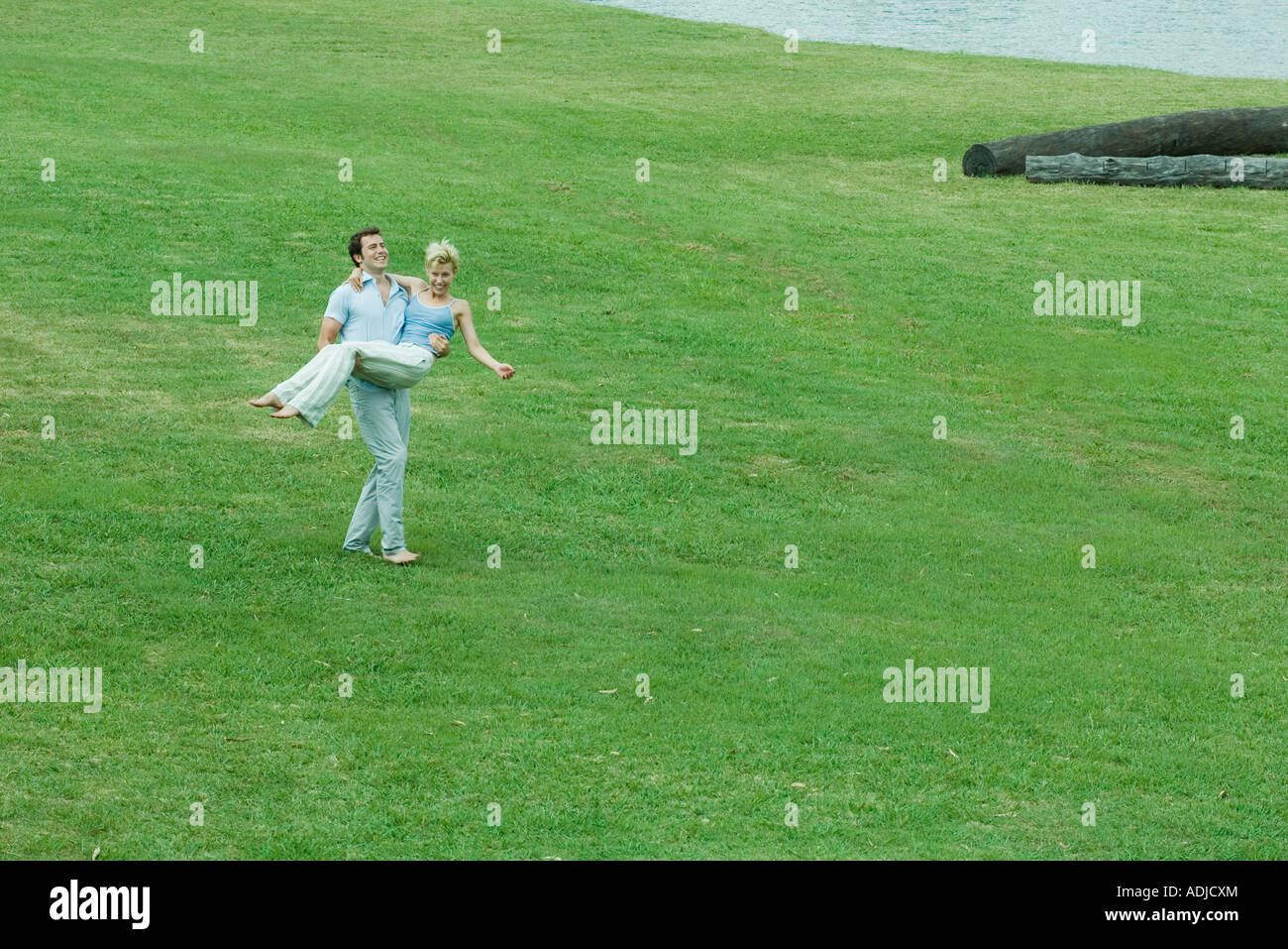Matura sul prato, uomo donna di contenimento in armi Foto Stock