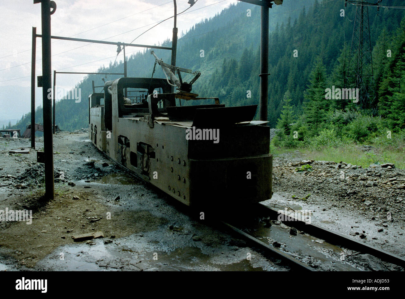 Percorso per i turisti nelle montagne di Maramures Transilvania Viseu ferrovia fu costruita lungo il Vaser s river Foto Stock