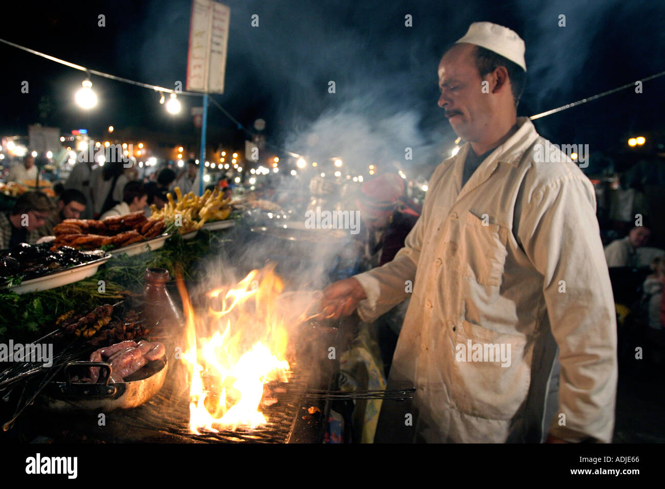 Un ristorante all'aperto a Djemaa el Fna a Marrakech marocco Foto Stock