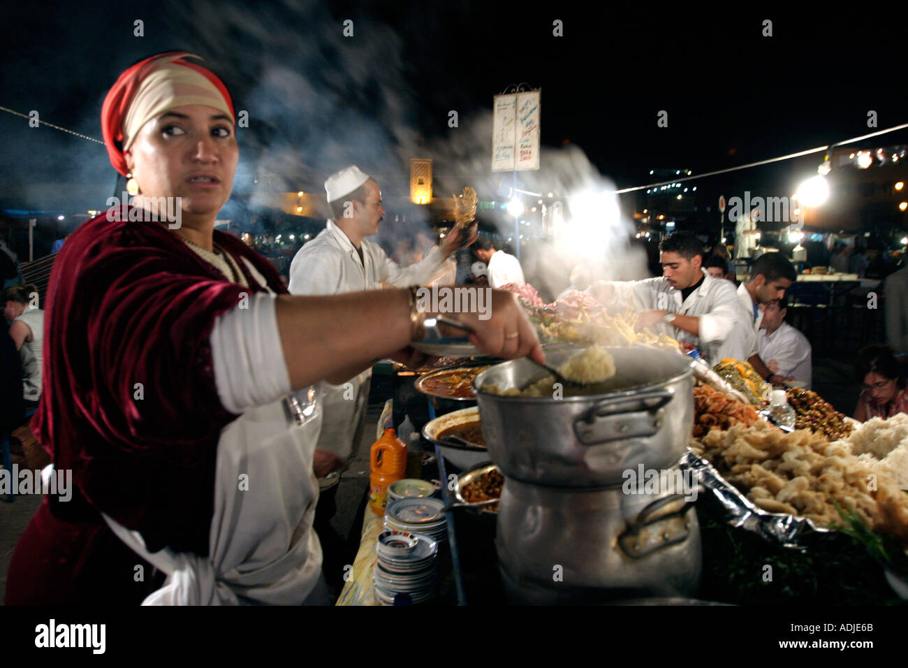 Un ristorante all'aperto a Djemaa el Fna a Marrakech marocco Foto Stock
