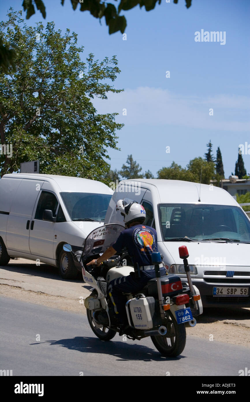 Bagno turco motociclo poliziotto vicino al Tempio di Apollo, Didim, Turchia Foto Stock