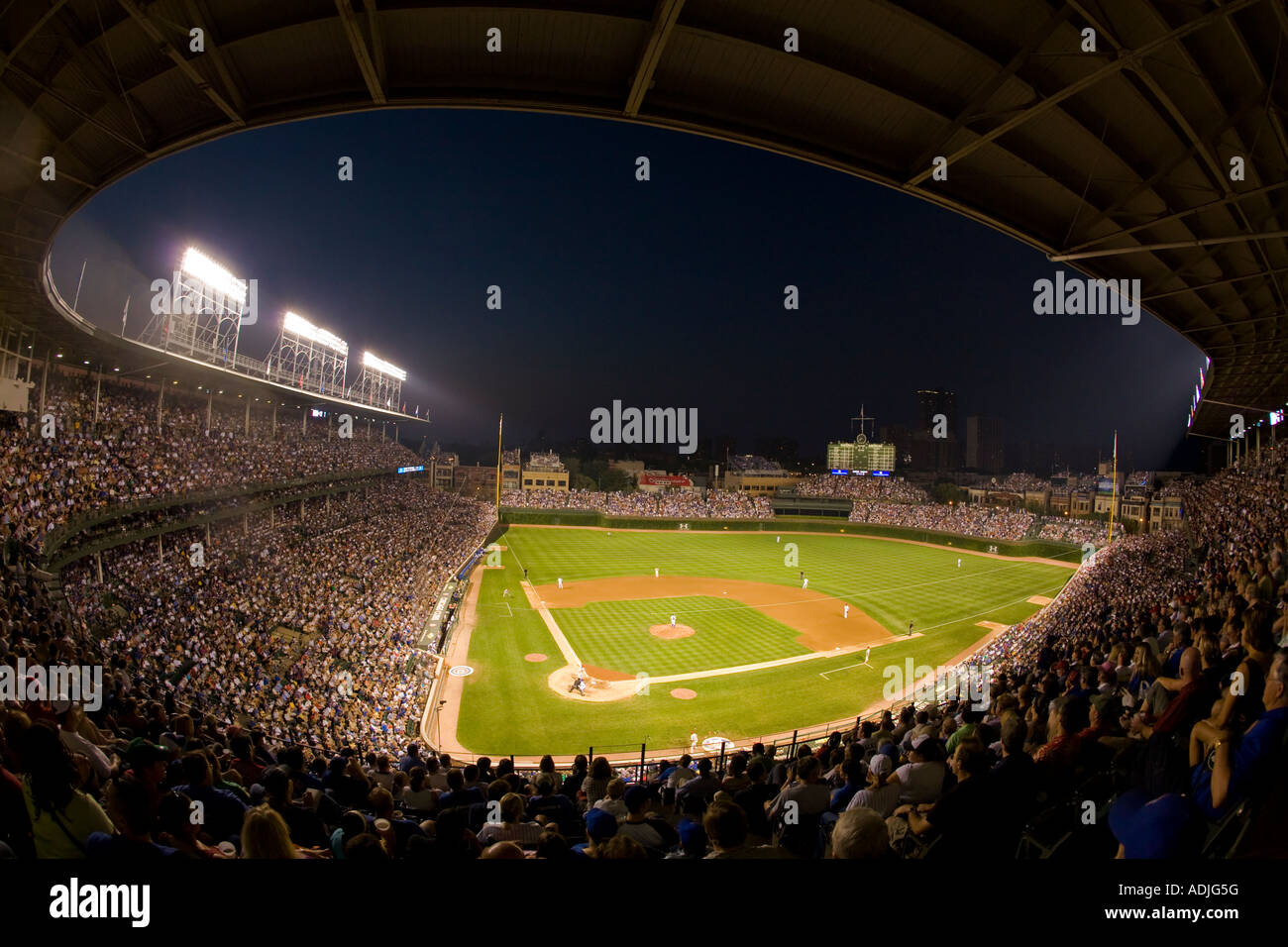 ILLINOIS Chicago Night game a Wrigley Field vista di gabbie e campo con obiettivo fisheye da dietro la piastra di casa Foto Stock