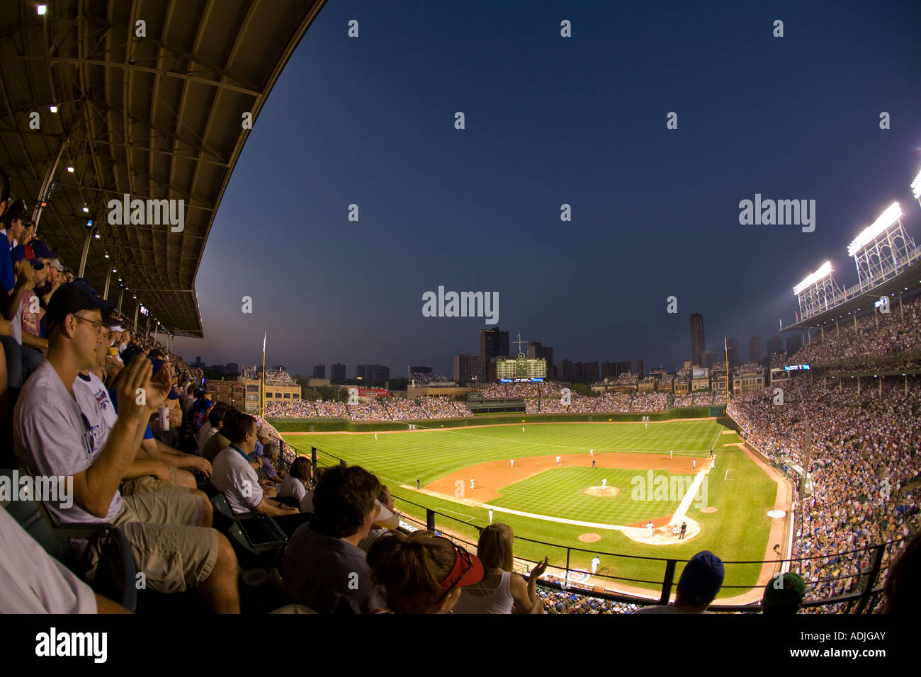 ILLINOIS Chicago Night game a Wrigley Field vista di gabbie e campo con obiettivo fisheye tifosi battendo le mani Foto Stock