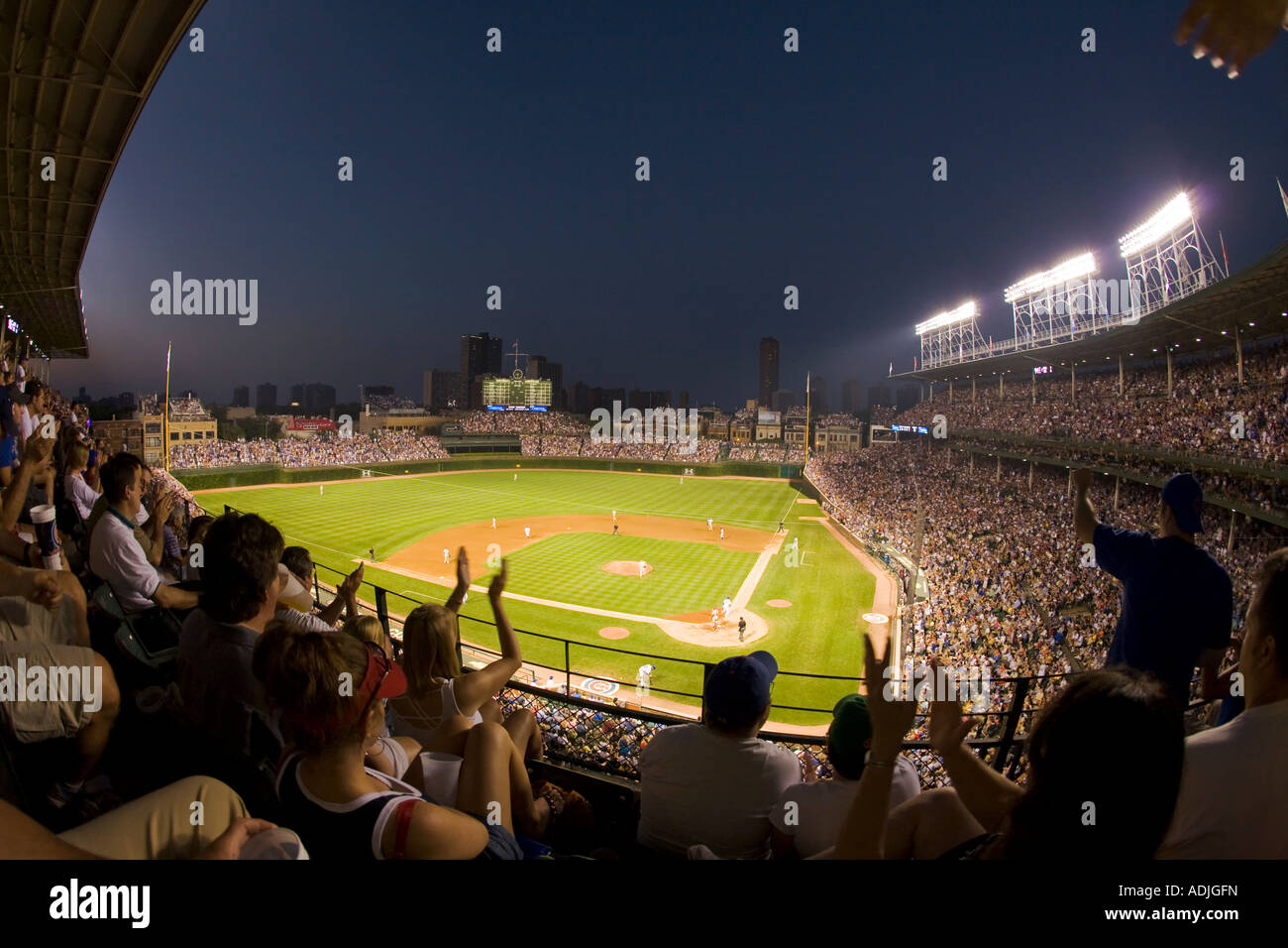 ILLINOIS Chicago Night game a Wrigley Field vista di gabbie e campo con obiettivo fisheye tifosi battendo le mani e rasserenanti Foto Stock