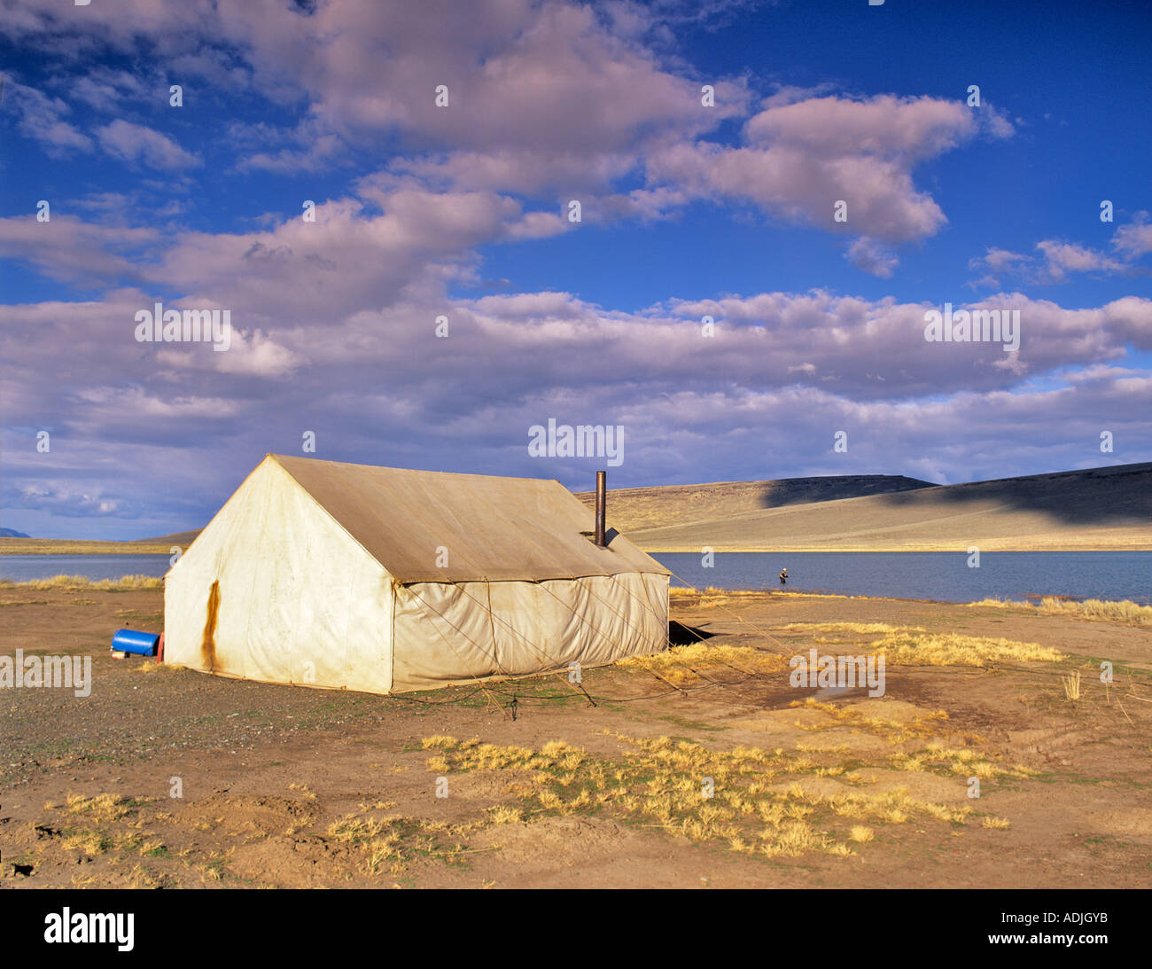 Grande tela tenda sulla riva del lago di Mann con fly fisherman Oregon Foto Stock