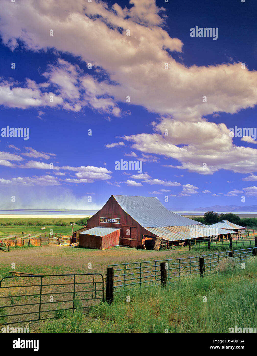 Vietato fumare in fienile con Estate Lago di tempesta di polvere in distanza Oregon Foto Stock