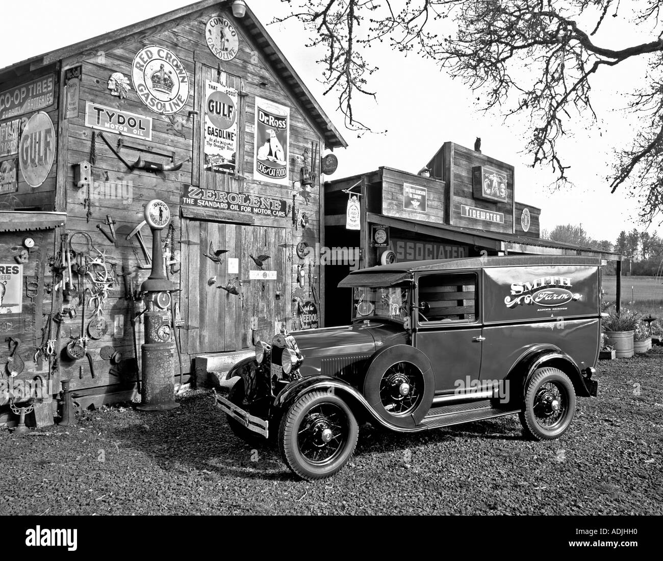 F00139M modello tiff una Ford Van all antica stazione di gas e il negozio di fronte vicino Monroe o Foto Stock