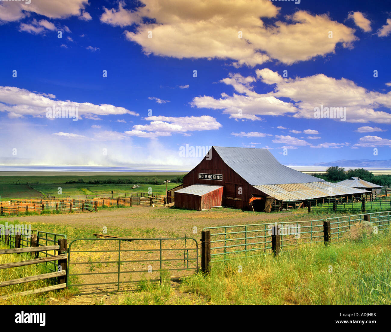 Vietato fumare in fienile con Estate Lago di tempesta di polvere in distanza Oregon Foto Stock