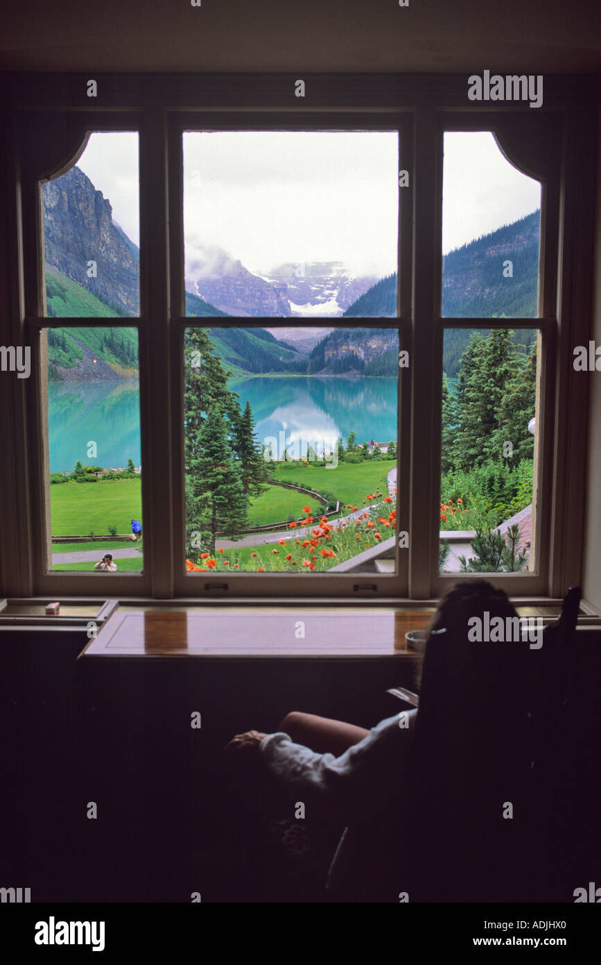 Il Lago Louise attraverso la finestra in Canada Foto Stock