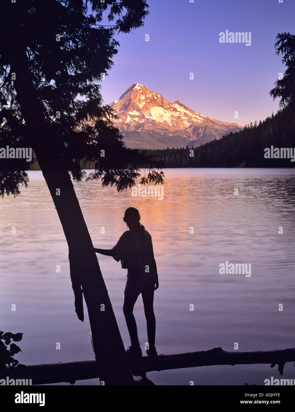 Ragazza giovane perso il lago e monte Cofano Oregon Foto Stock