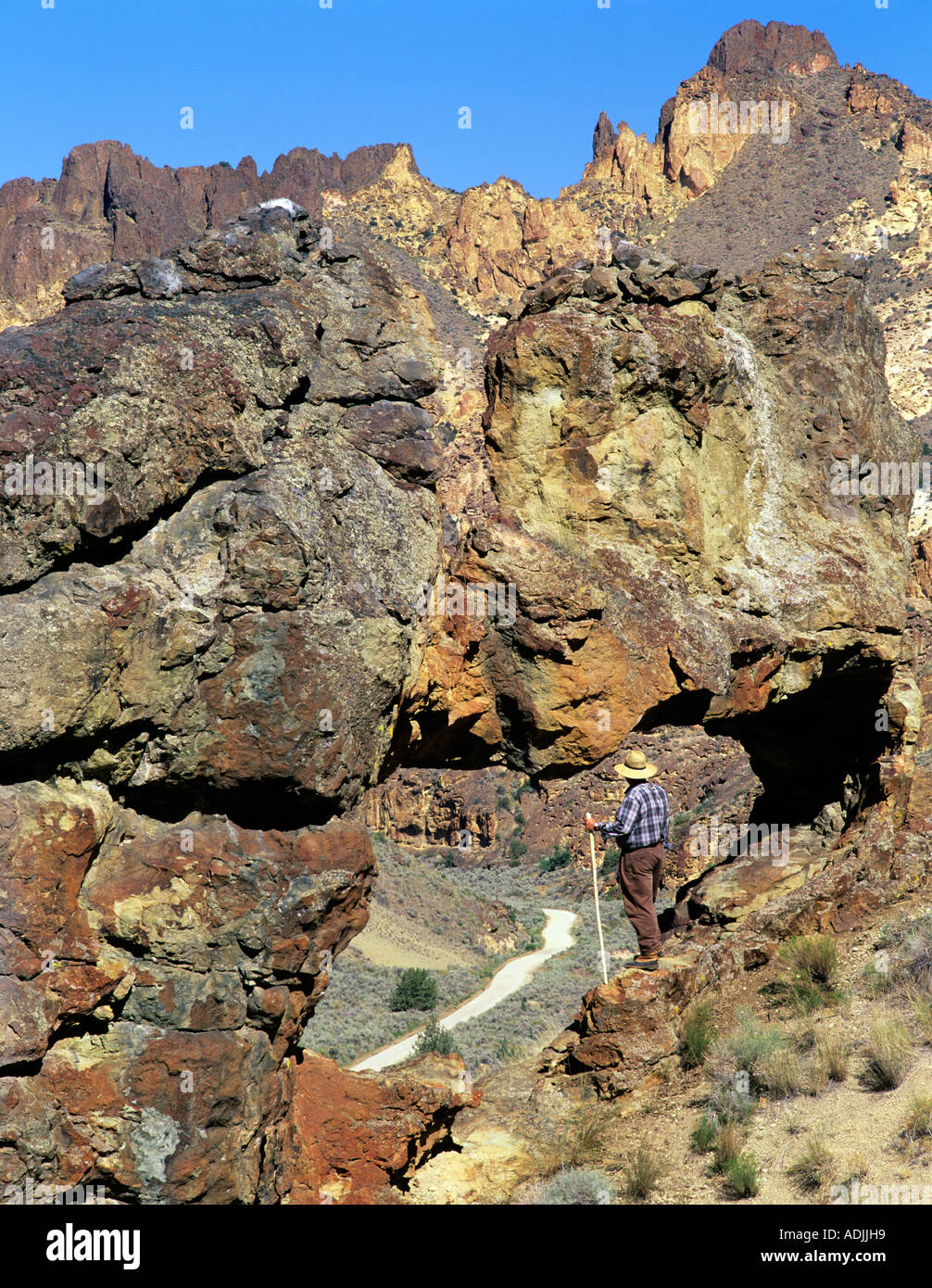 Escursionista visualizzazione di strada in Leslie Gulch attraverso rock arch Oregon Foto Stock