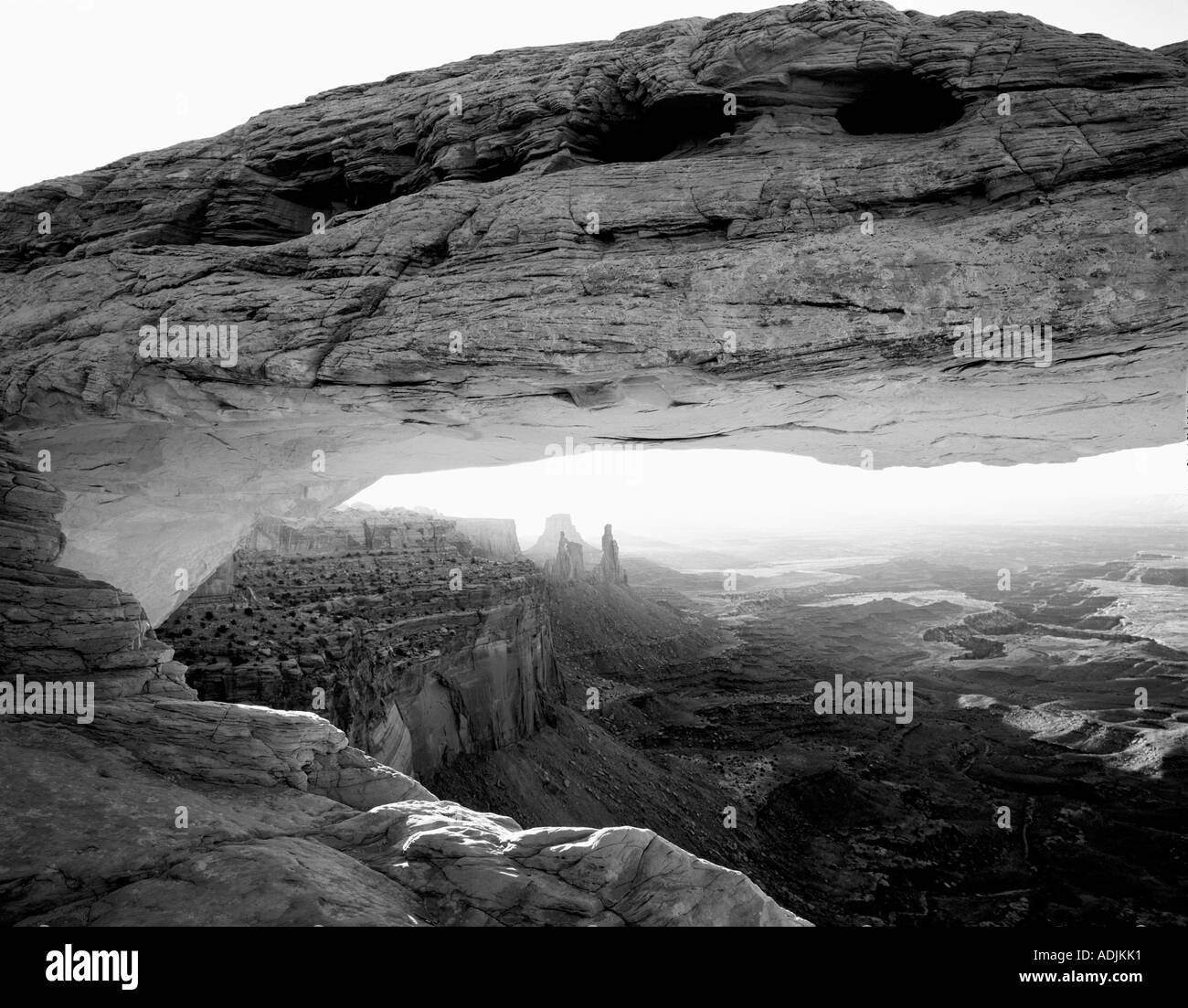Mesa Arch con riflette la luce del mattino dalle pareti del canyon Canyonlands National Park nello Utah Foto Stock