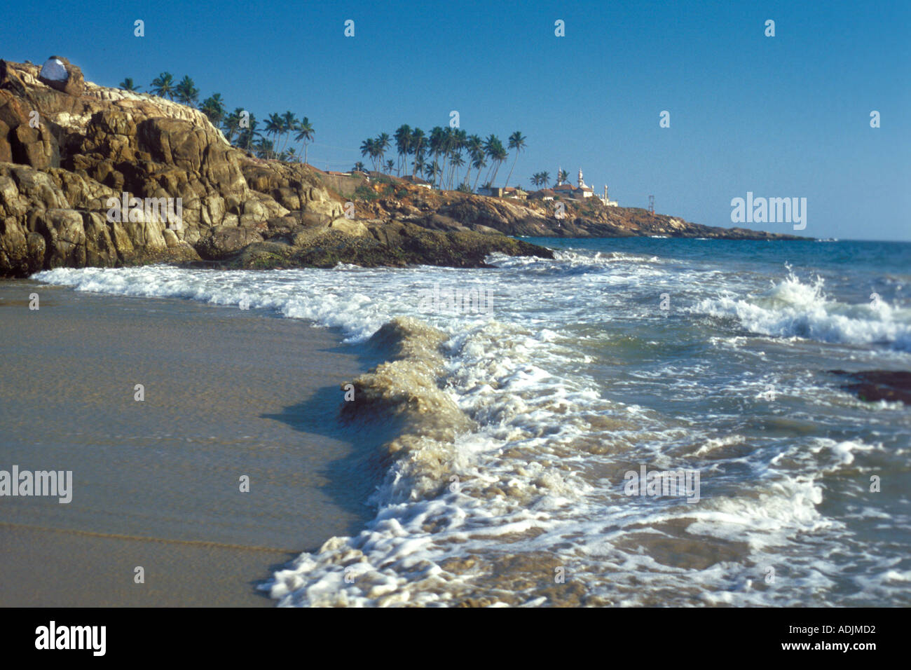 RHS70885 spiaggia accanto alla spiaggia Kovalam Trivanadrum Kerala India Foto Stock