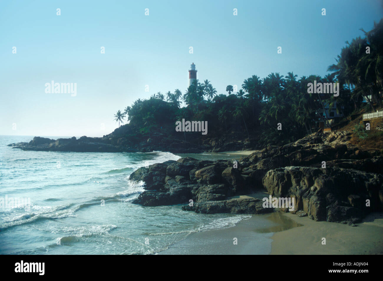RHS70880 spiaggia Kovalam Light house girato da un altro adiacente spiaggia Kovalam Kerala India Foto Stock