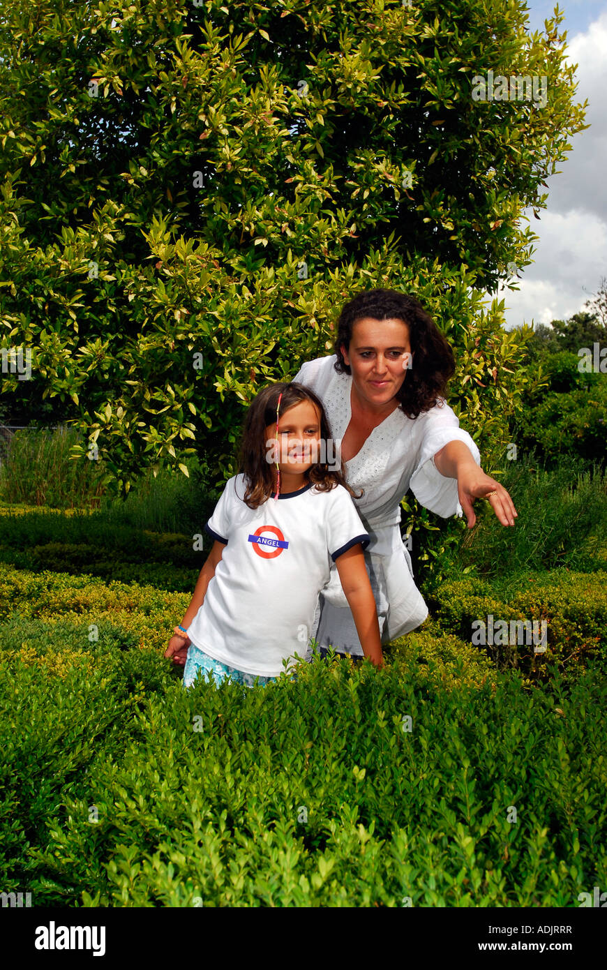 36 anno vecchia donna con sua figlia di 8 anni godendo i motivi di Fulham Palace di Londra Foto Stock