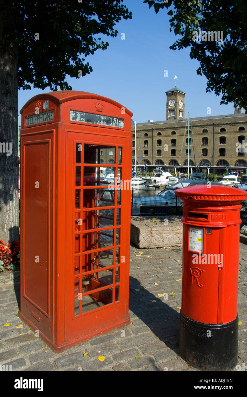 Iconica simboli britannica, un telefono rosso scatola e casella postale a Londra in Inghilterra Foto Stock