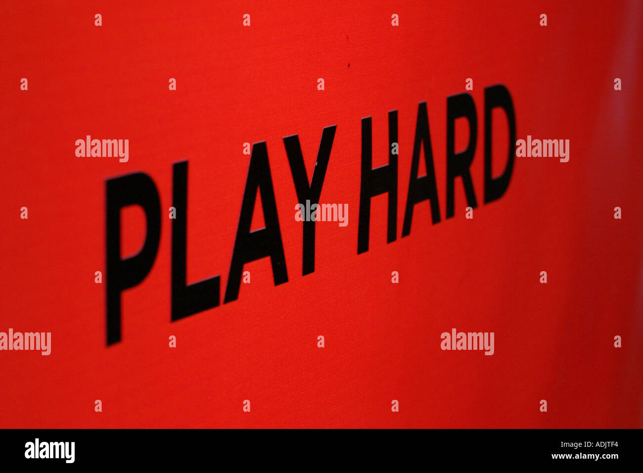 Rosso e nero lettere gioco duro Foto Stock