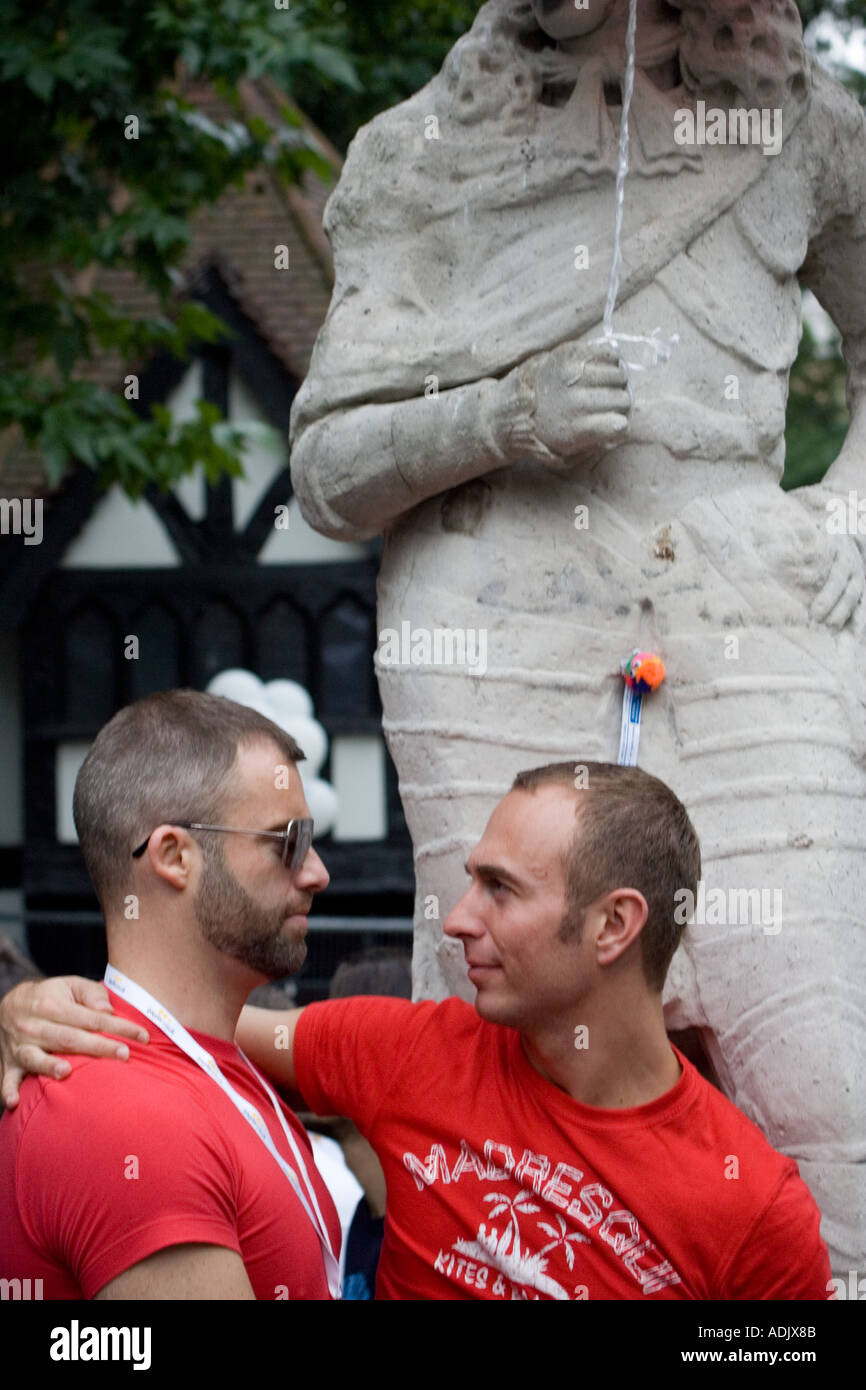 Coppia gay a Soho pride festival Londra Foto Stock