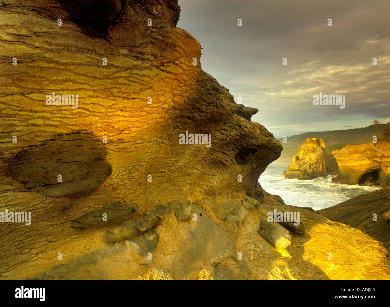 Le formazioni rocciose e oceano a cape Kiwanda Oregon Foto Stock