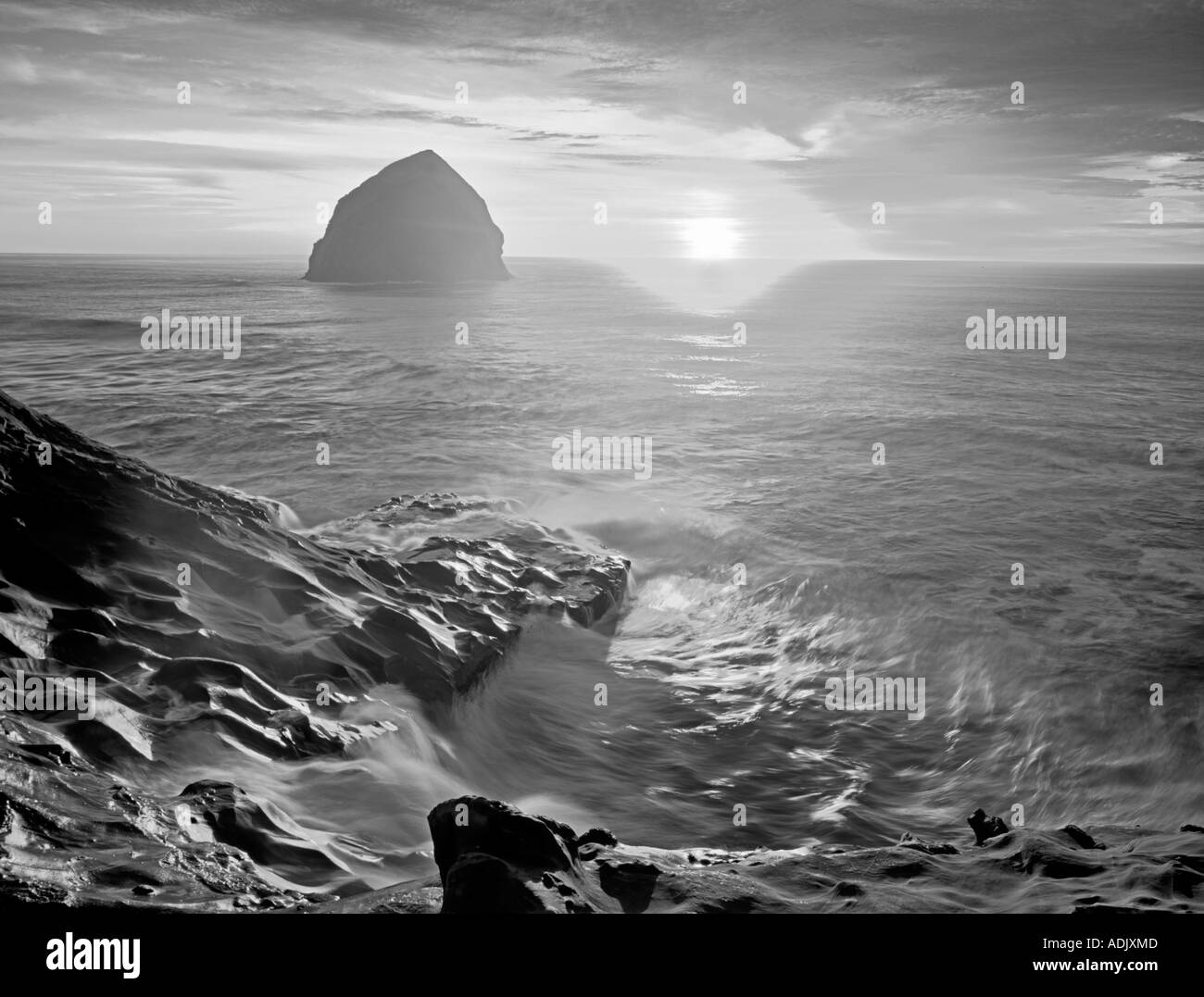 Tramonto a Cape Kiwanda con wave rock coperto Oregon Foto Stock