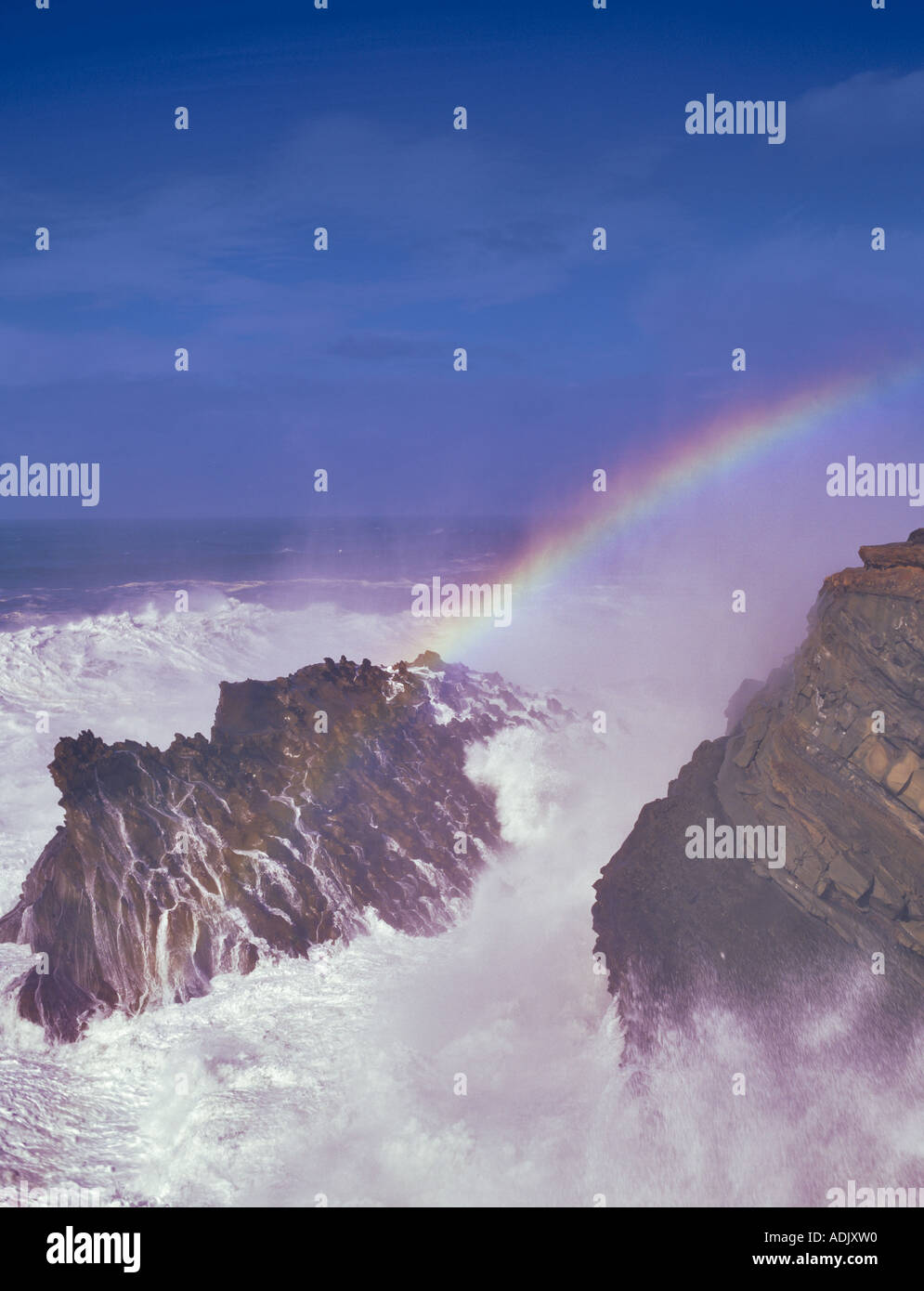 Rainbow da schiantarsi storm waces Shore acri del parco statale Oregon Foto Stock