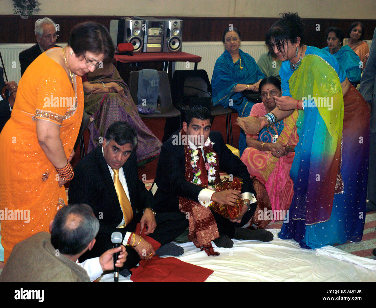 Madre la presentazione di noce di cocco per lo sposo durante l'impegno indù cerimonia presso la società indù Wimbledon Londra Inghilterra Foto Stock