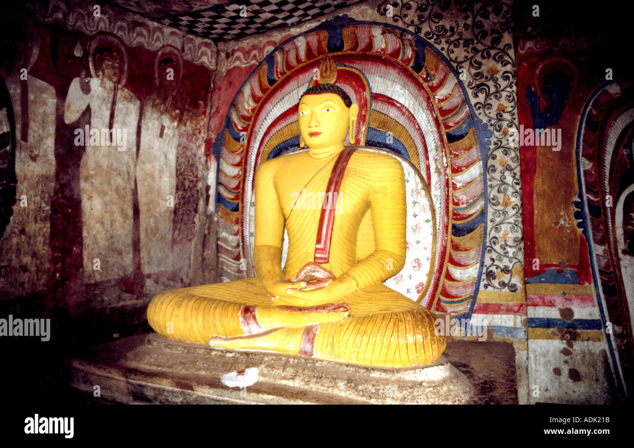 Un'immagine del Buddha in un tempio nella grotta a Dambulla Sri Lanka Foto Stock