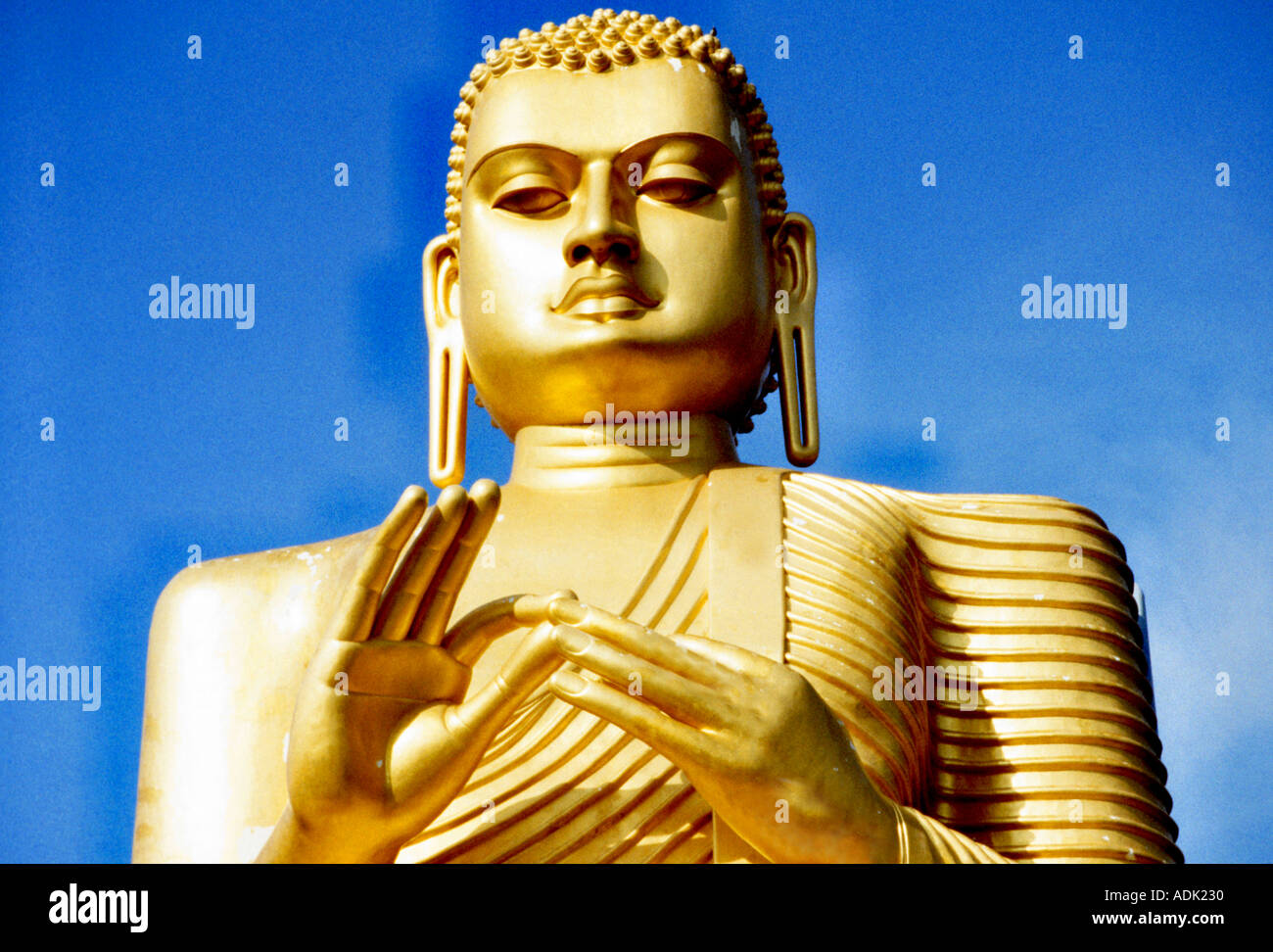 La grande immagine del Buddha oltre Dambulla s Tempio d'oro in Sri Lanka Foto Stock