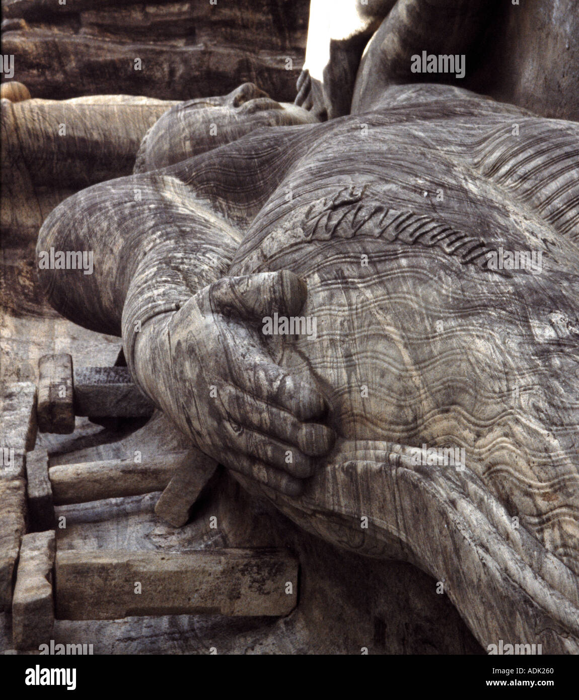 Il Gal Vihara Buddha reclinato a Polonnaruwa nel nord dello Sri Lanka Foto Stock