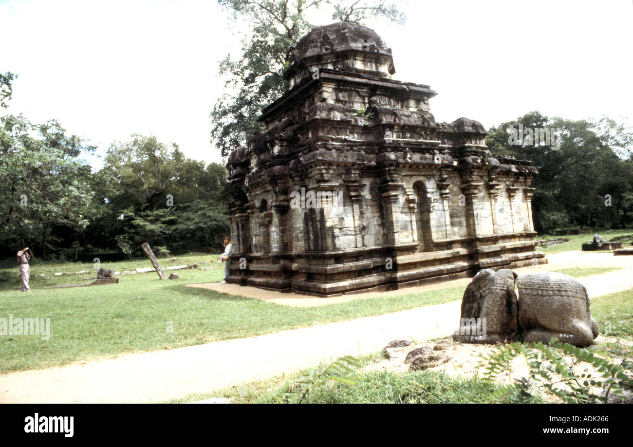Antico tempio e elefante scolpito a Polonnaruwa nel nord dello Sri Lanka Foto Stock
