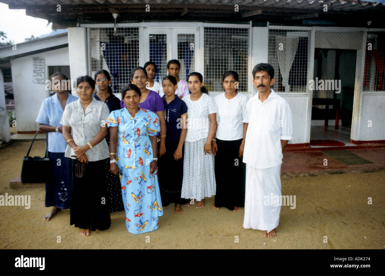 Un tempio ufficiale e un gruppo di donne buddista che si accingono ad affrontare il loro pellegrinaggio salita dello Sri Pada Adam s di picco in Sri Lanka Foto Stock