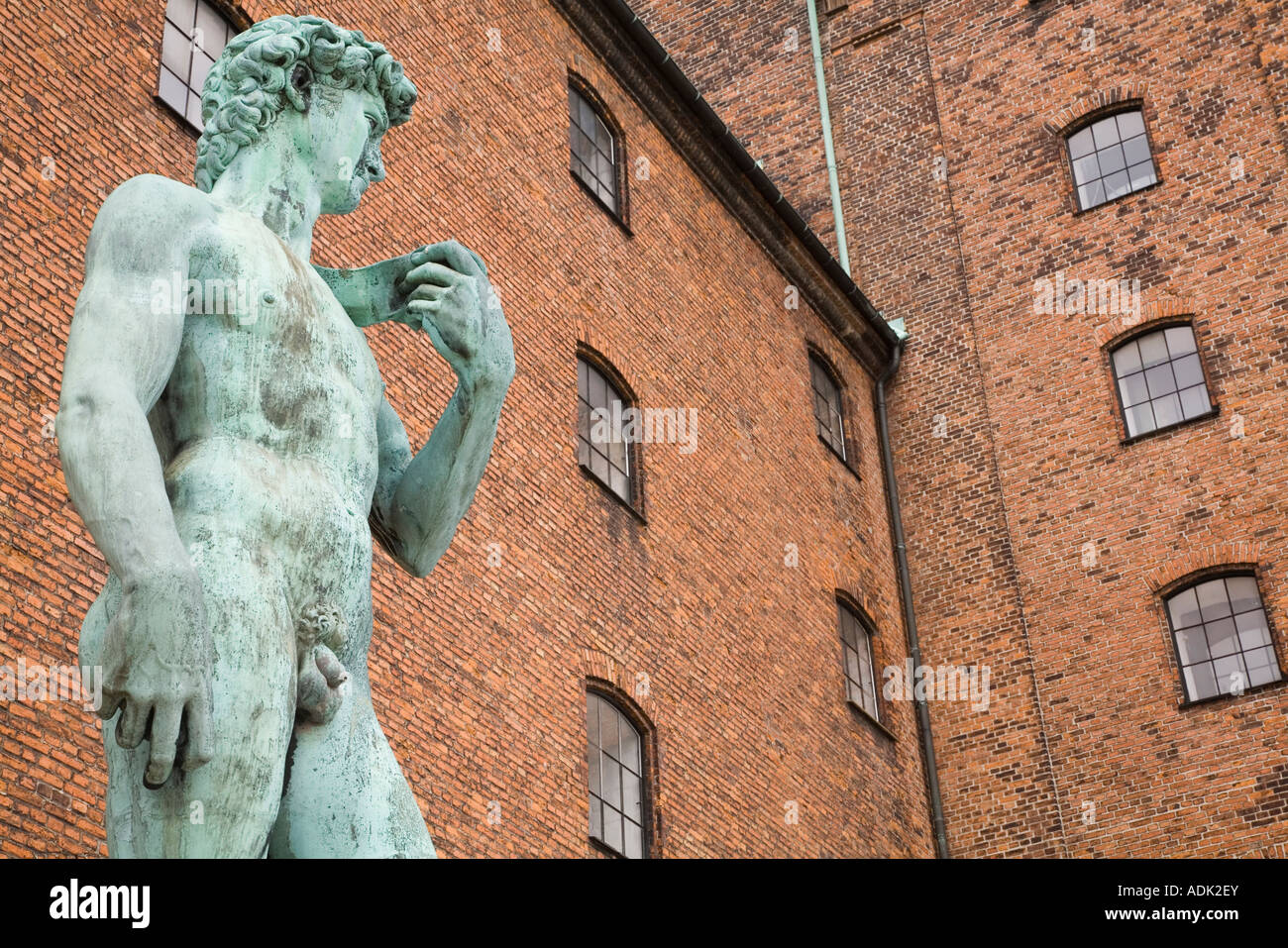 Una replica del Michelangelos David sorge al di fuori del Statens Museum Kunst, Copenhagen, Danimarca Foto Stock