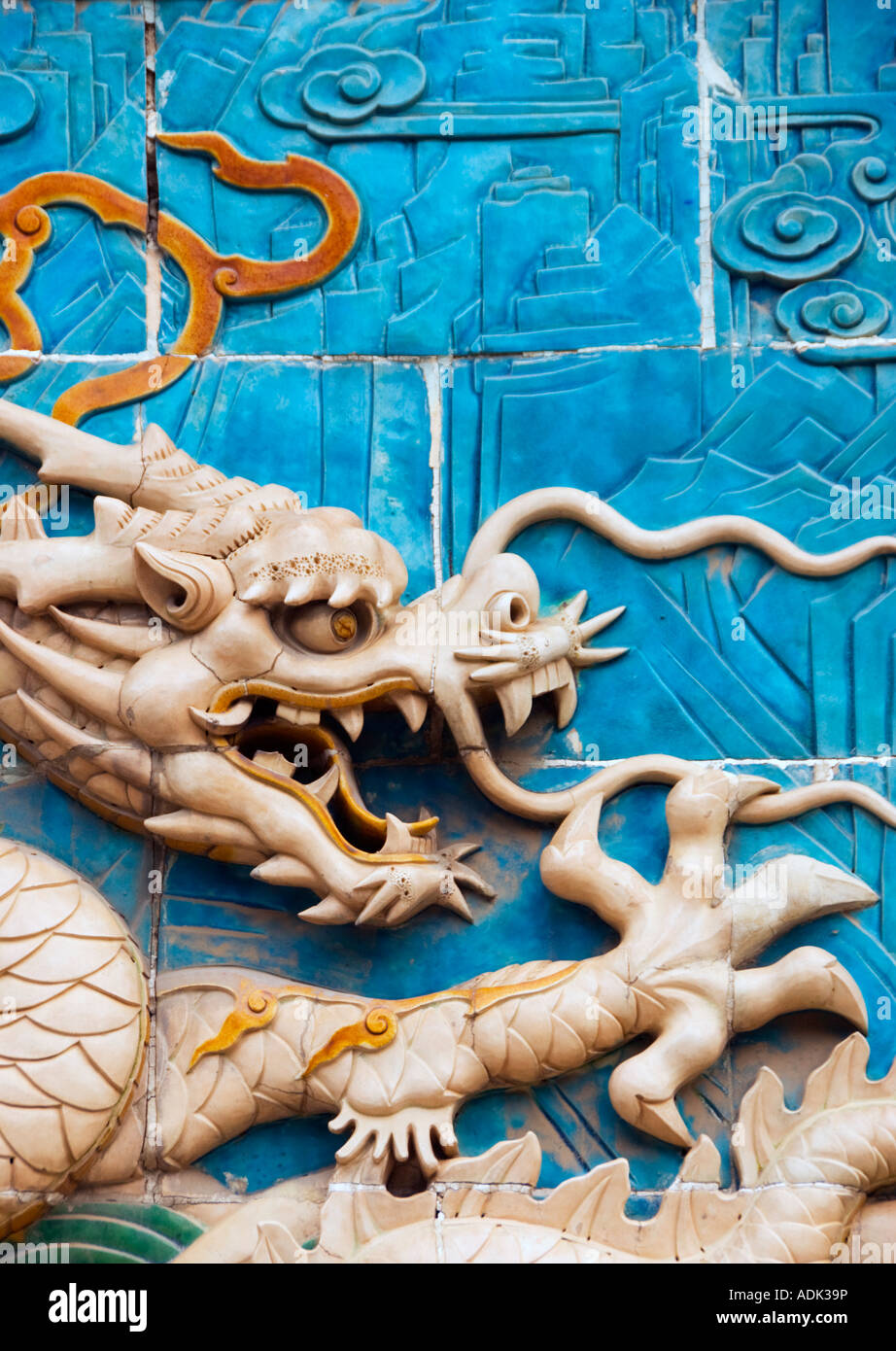 Dettaglio della ceramica decorati dragon su nove draghi schermo a parete al Parco Beihai Pechino 2007 Foto Stock