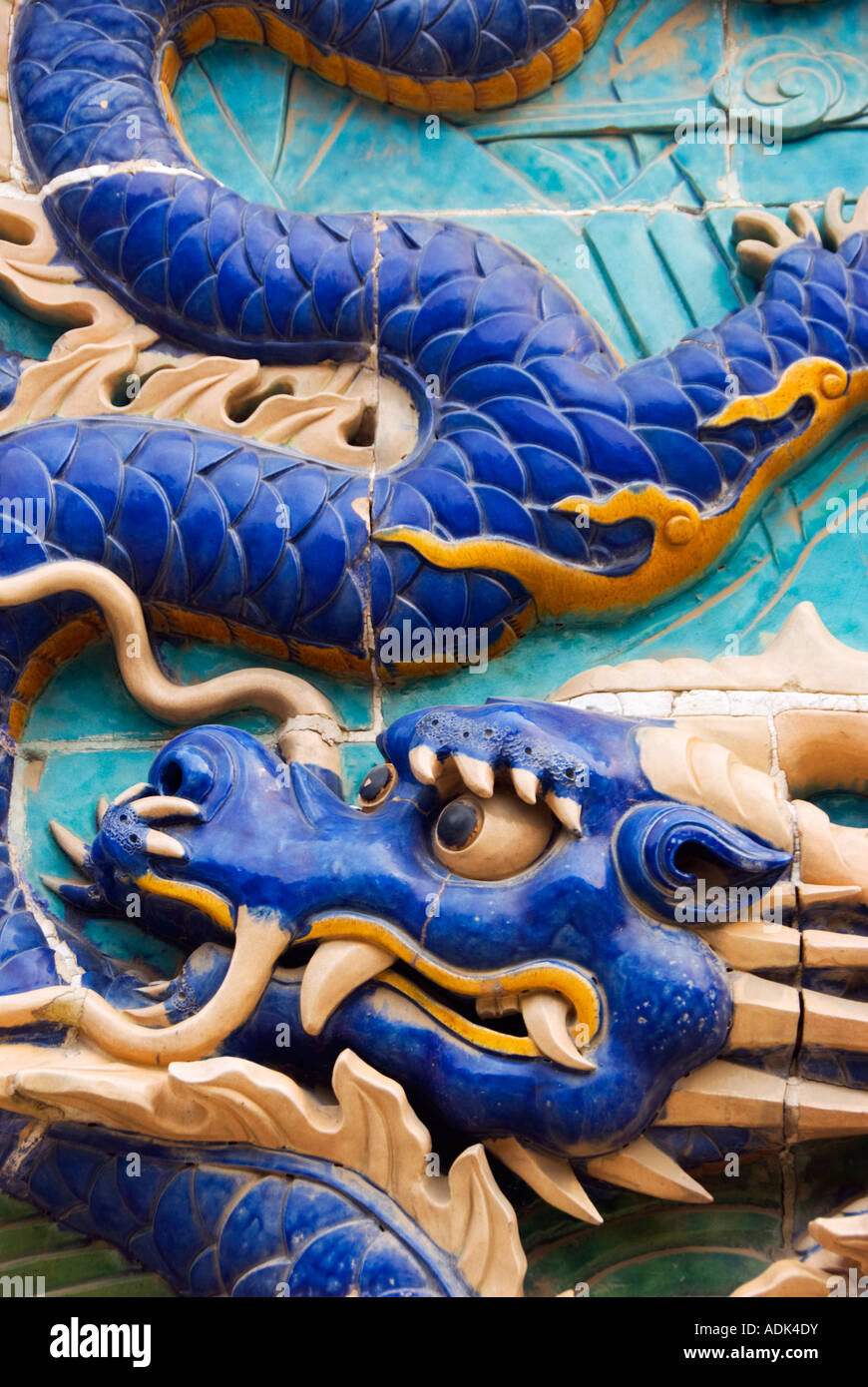 Dettaglio della ceramica decorati dragon su nove draghi schermo a parete al Parco Beihai Pechino 2007 Foto Stock