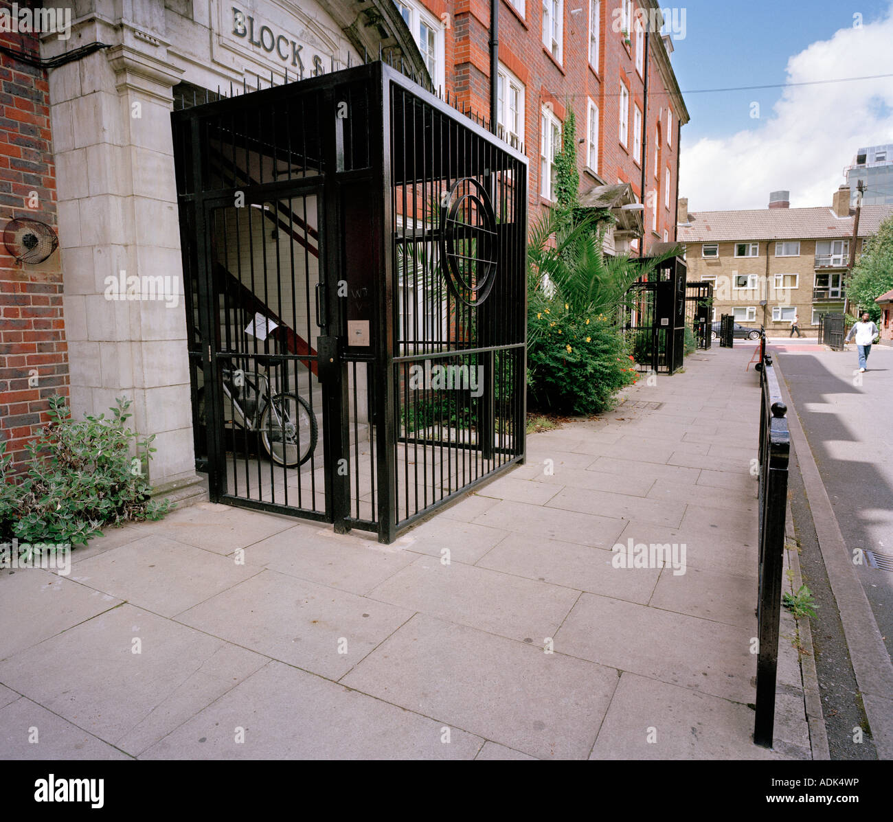 Gabbia di protezione associato a un blocco di appartamenti, Hammersmith, Londra W6, Inghilterra, Regno Unito. Foto Stock