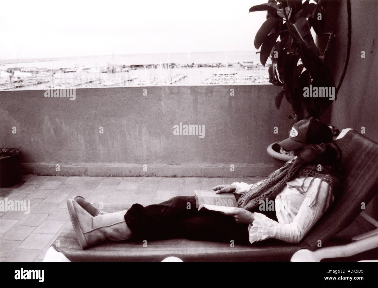 Donna Che Legge Un Libro Sul Prendisole Palma Maiorca Foto Stock Alamy