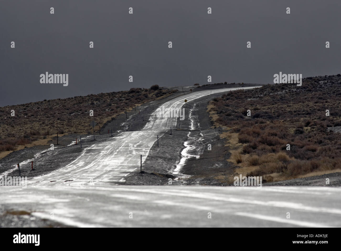 Strada dopo la tempesta di pioggia in Black Rock Desert National Conservation Area Nevada Foto Stock