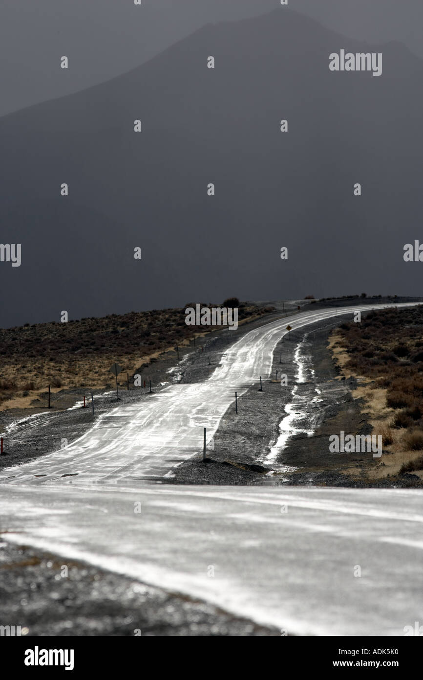 Strada dopo la tempesta di pioggia in Black Rock Desert National Conservation Area Nevada Foto Stock