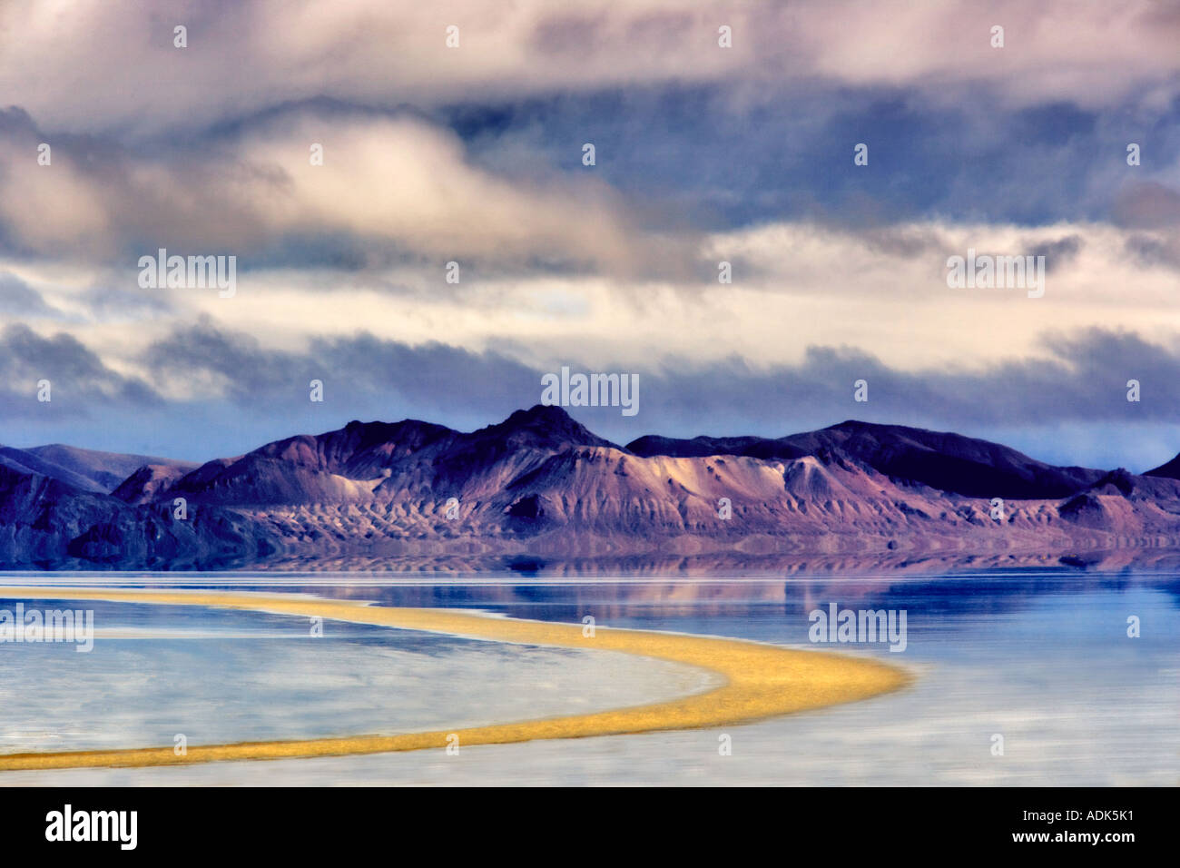 Playa dopo la pioggia torrenziale con strada sotto acqua Black Rock Desert National Conservation Area Nevada Foto Stock