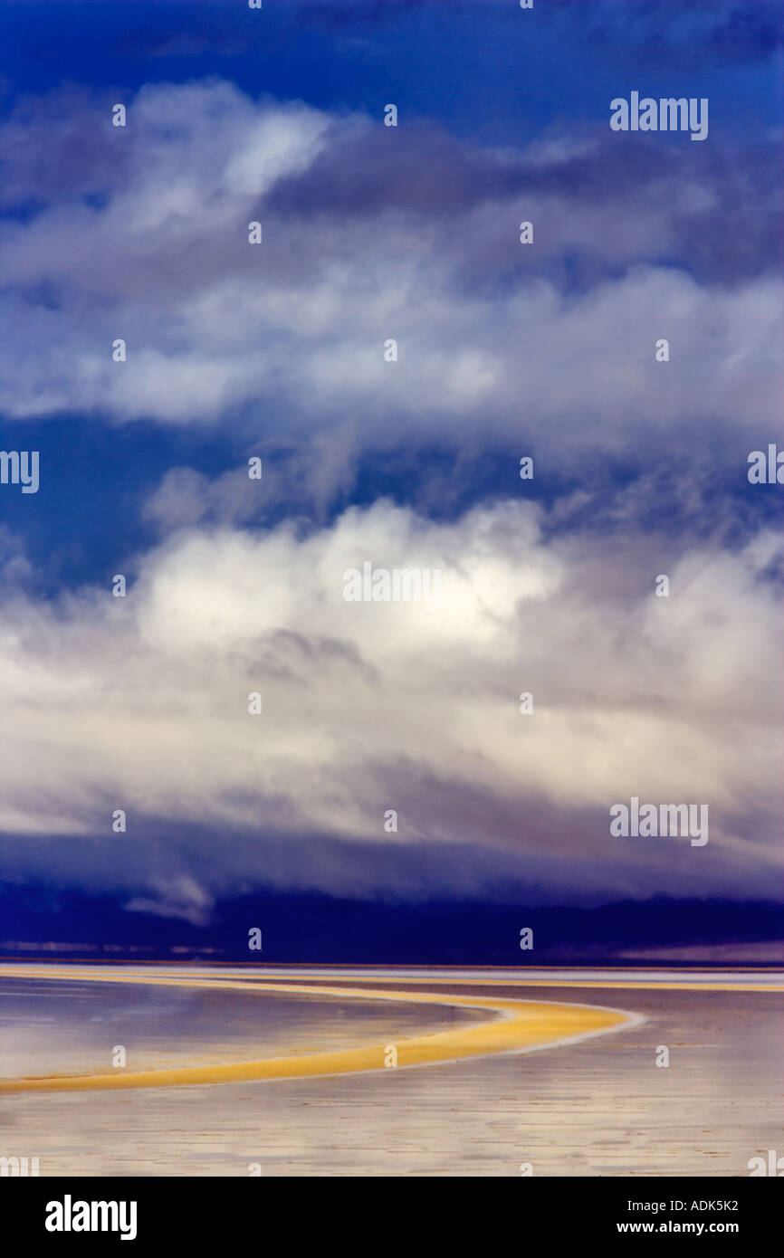 Playa dopo la pioggia torrenziale con strada sotto acqua Black Rock Desert National Conservation Area Nevada Foto Stock
